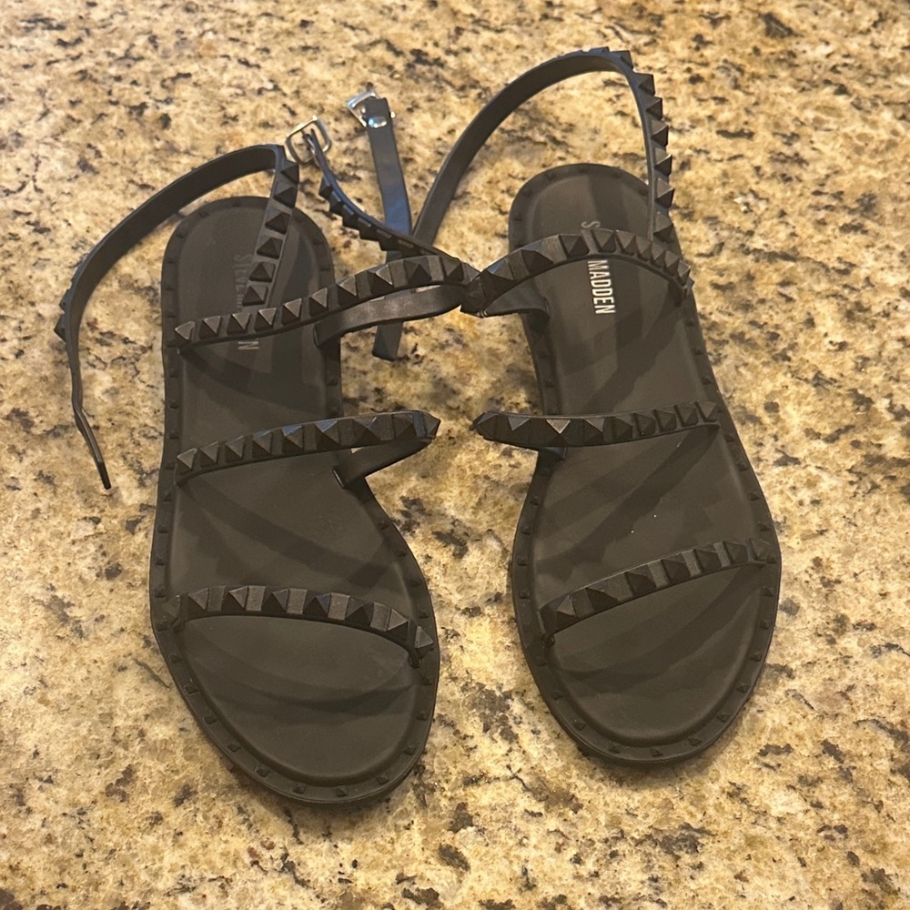 🍄SPRING SALE- firm price 🍄Steve Madden Black Studded Gladiator Flats